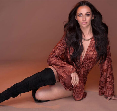 Sonia Bartuccelli Shooting in Kimono und schwarzen Stiefeln