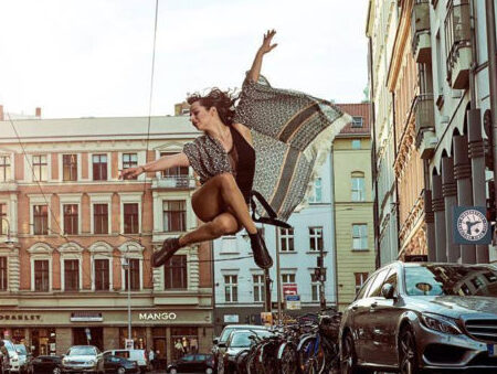 Sonia Bartuccelli tanzt auf der Straße in Berlin