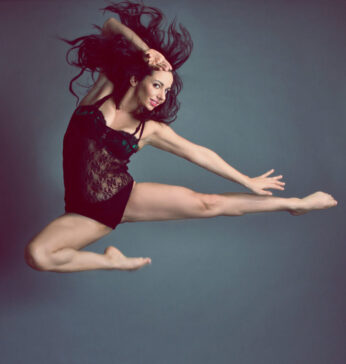 Sonia Bartuccelli springt beim Tanzen