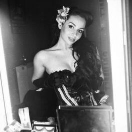 Sonia Bartuccelli als Tänzerin vor dem Spiegel im Theater