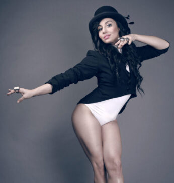 Sonia Bartuccelli mit Zylinder in Tanzpose